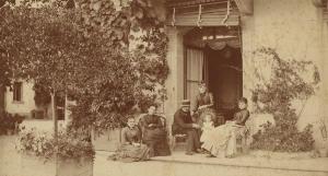 Maurice de Palézieux, son épouse Marie née Du Pan (debout). A ses côtés, sa mère Salomé et ses deux soeurs Elisabeth et Blanche.Collection PSSV.